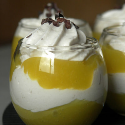 verrine de mousse à la banane et coulis de mangue