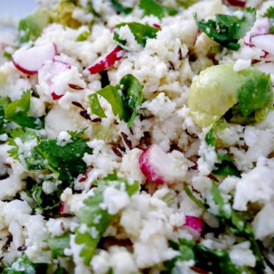 Salade de chou-fleur cru radis-avocat-cumin