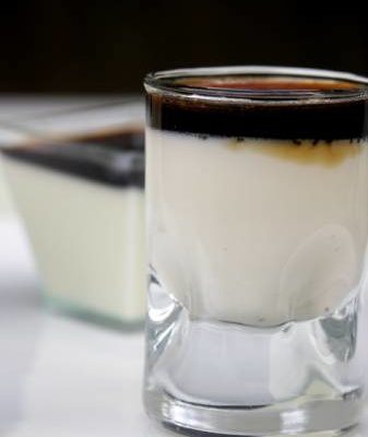 Panacotta tonka-chocolat blanc sur réduction de kahlua