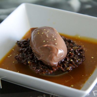 Ganache au chocolat, sauce caramel épicée, tuile au grué et gelée de café