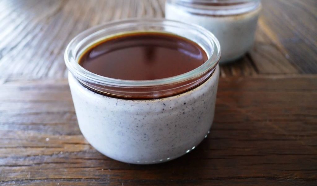 panna cotta au sésame noir et sirop muscovado