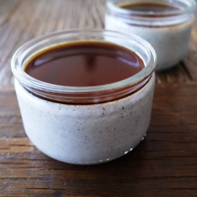 panna cotta au sésame noir et sirop muscovado