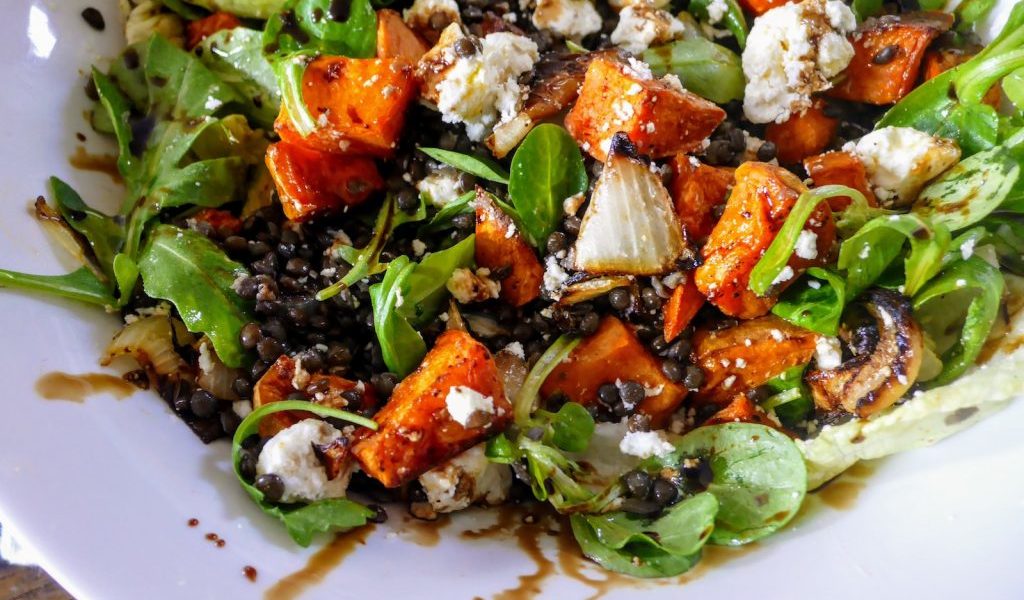 Salade De Lentilles Patates Douces Carottes Et Oignons Rotis A