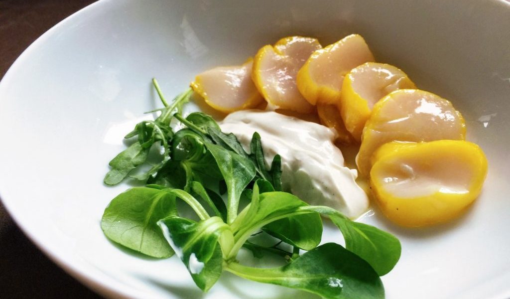 assiette de noix de saint jacques marinées et sauce yaourt