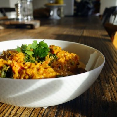 dahl de lentilles corail et légumes dans un bol