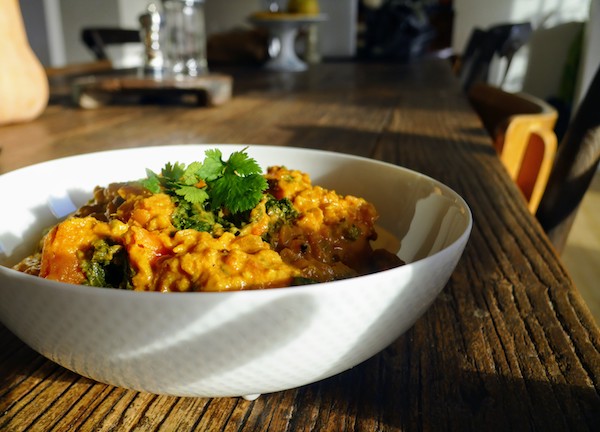 dahl de lentilles corail et légumes dans un bol